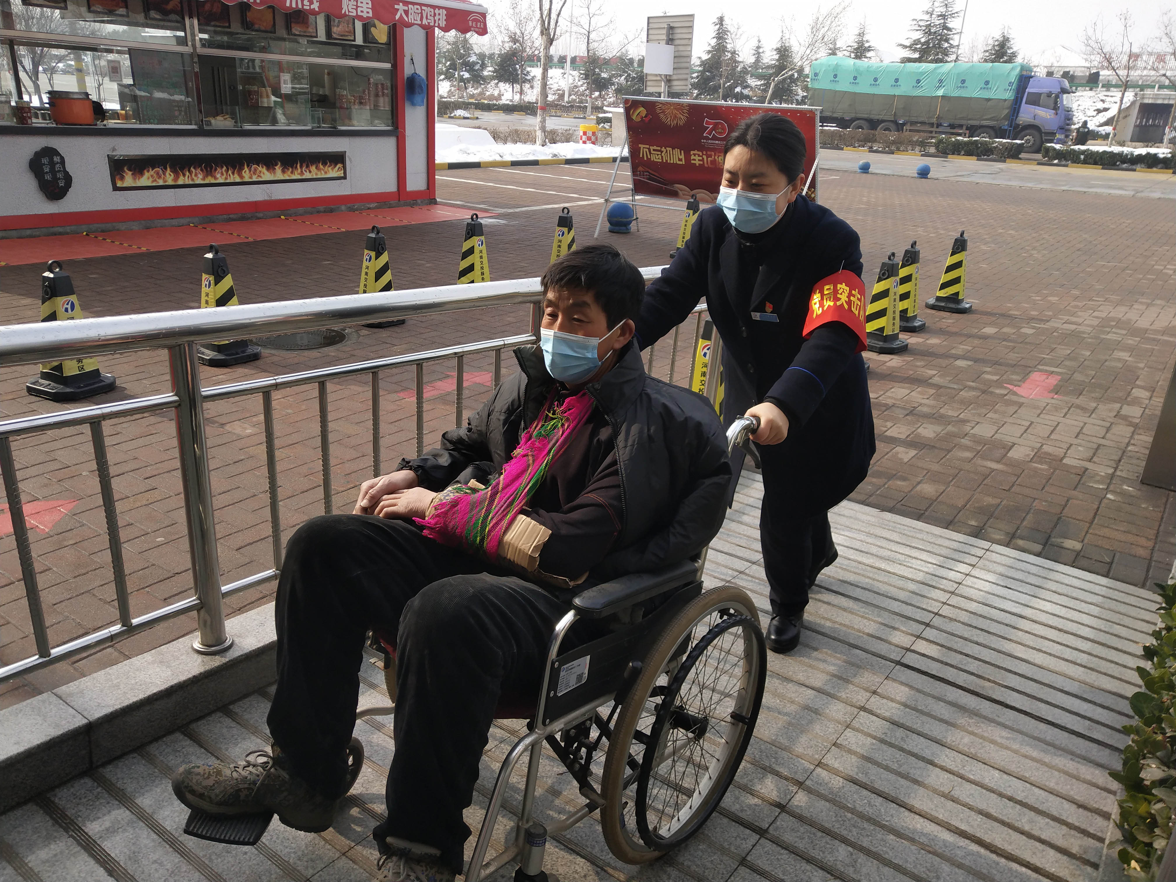 1月25日，汝陽服務(wù)區(qū)黨員志愿者幫助行動不便顧客。牛亞新  攝.jpg